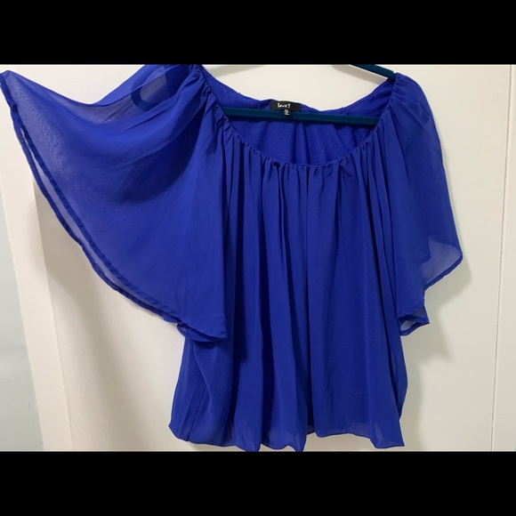 Women’s Tops - Picture 2 of 4